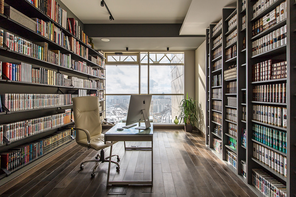Foto di uno studio contemporaneo con libreria, parquet scuro, nessun camino, scrivania autoportante e pavimento marrone