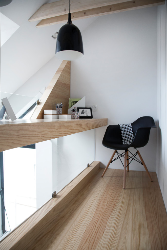 Источник вдохновения для домашнего уюта: рабочее место в современном стиле с белыми стенами, светлым паркетным полом, встроенным рабочим столом и бежевым полом