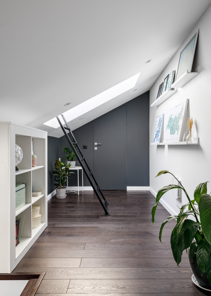 Idee per un piccolo ufficio design con pareti bianche, parquet scuro, scrivania autoportante, pavimento marrone e carta da parati