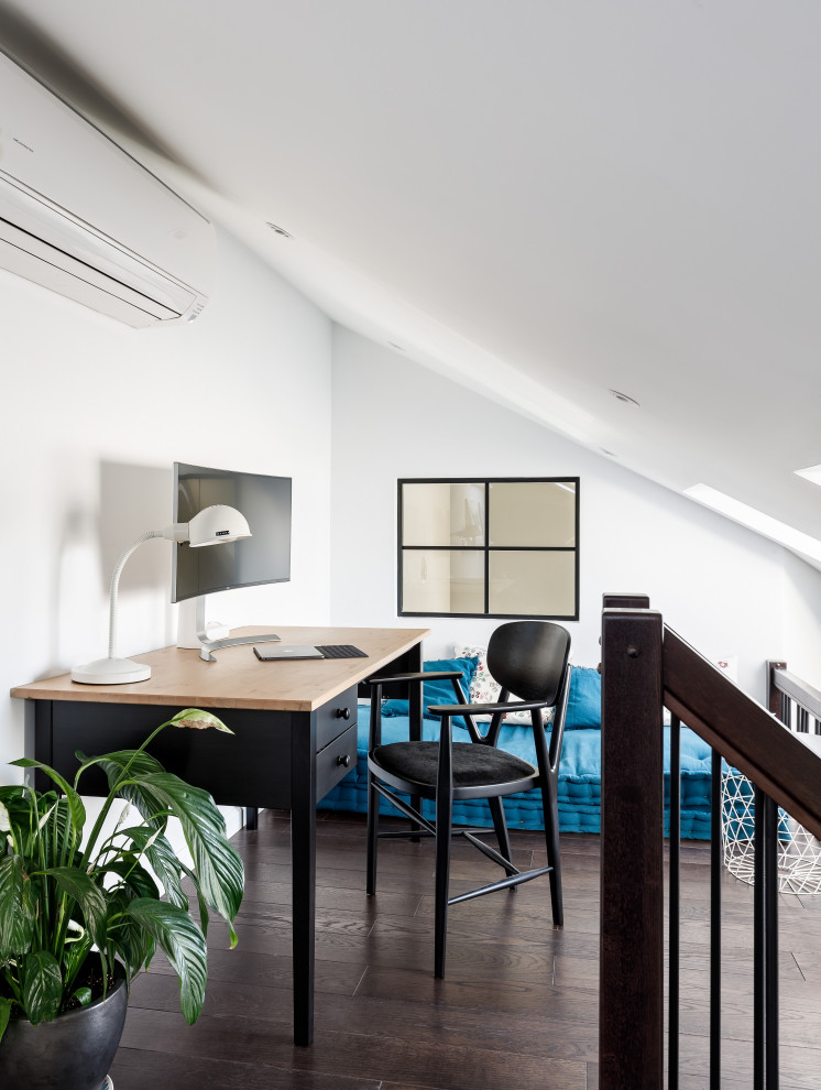 Esempio di un piccolo ufficio minimal con pareti bianche, parquet scuro, scrivania autoportante, pavimento marrone e carta da parati