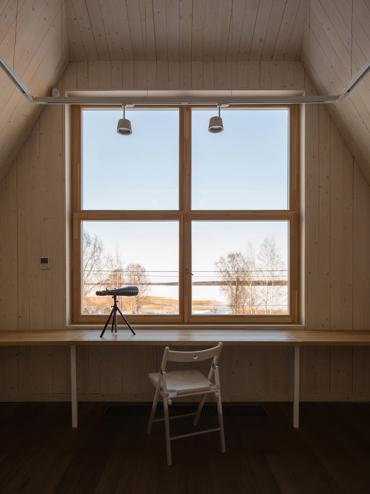 Foto di un atelier stile rurale di medie dimensioni con pareti bianche, pavimento in legno massello medio, nessun camino, scrivania incassata e pavimento giallo