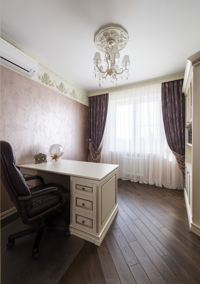 This is an example of a classic home office in Moscow.
