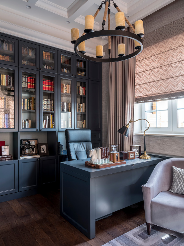На фото: кабинет в стиле неоклассика (современная классика) с серыми стенами, темным паркетным полом, отдельно стоящим рабочим столом и коричневым полом с