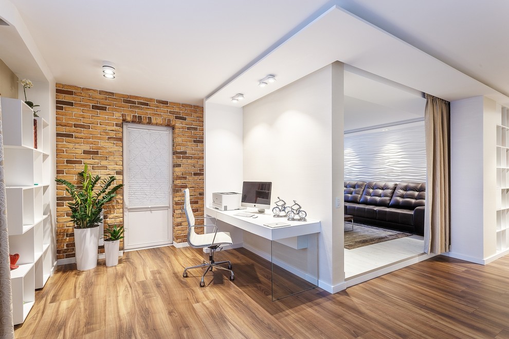 Idee per un ufficio contemporaneo con pareti marroni, pavimento in legno massello medio, scrivania incassata e pavimento marrone