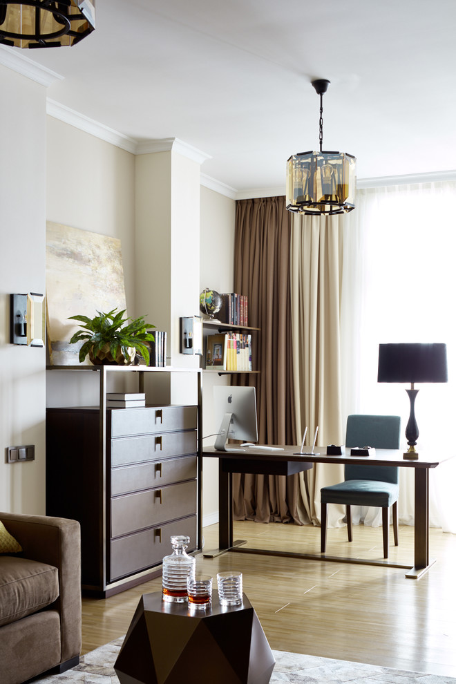 Immagine di un ufficio chic con pareti bianche, parquet chiaro, scrivania autoportante e pavimento beige