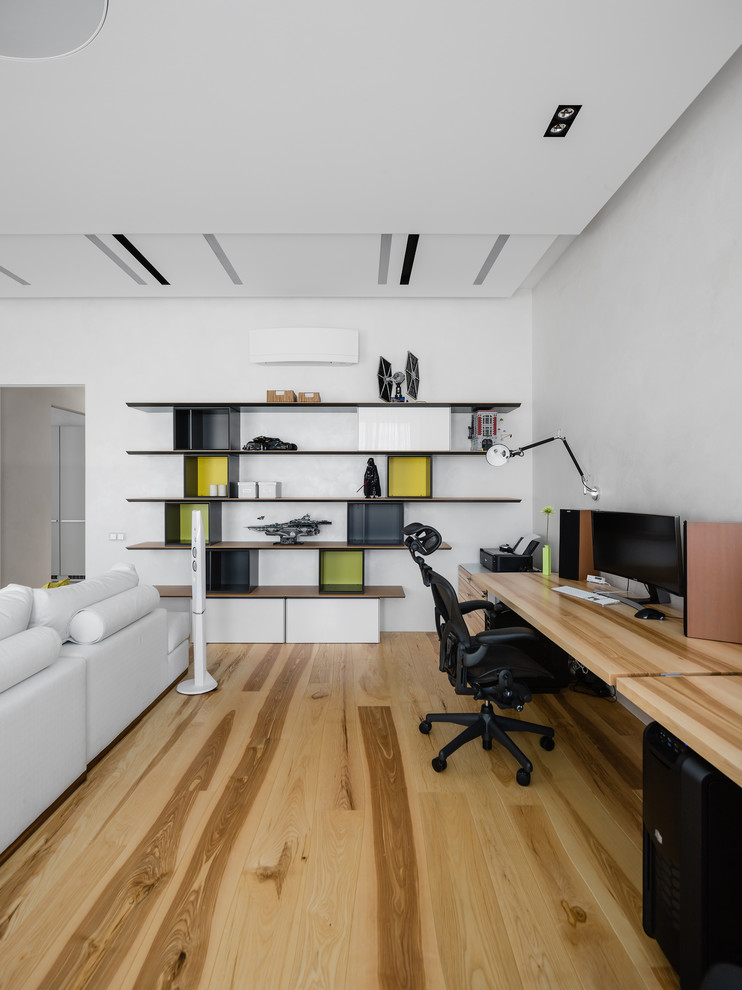 Esempio di un ufficio design con pareti bianche, pavimento in legno massello medio e pavimento marrone