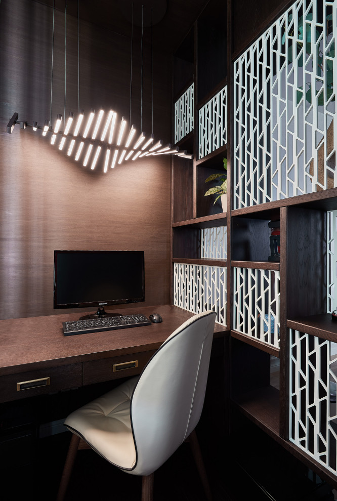 Imagen de despacho ecléctico pequeño con paredes marrones, suelo de madera oscura, escritorio empotrado, suelo marrón, madera y madera