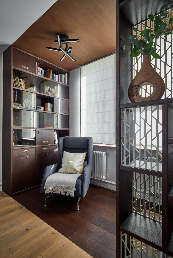Ejemplo de despacho bohemio pequeño con paredes marrones, suelo de madera oscura, escritorio empotrado, suelo marrón, madera y madera