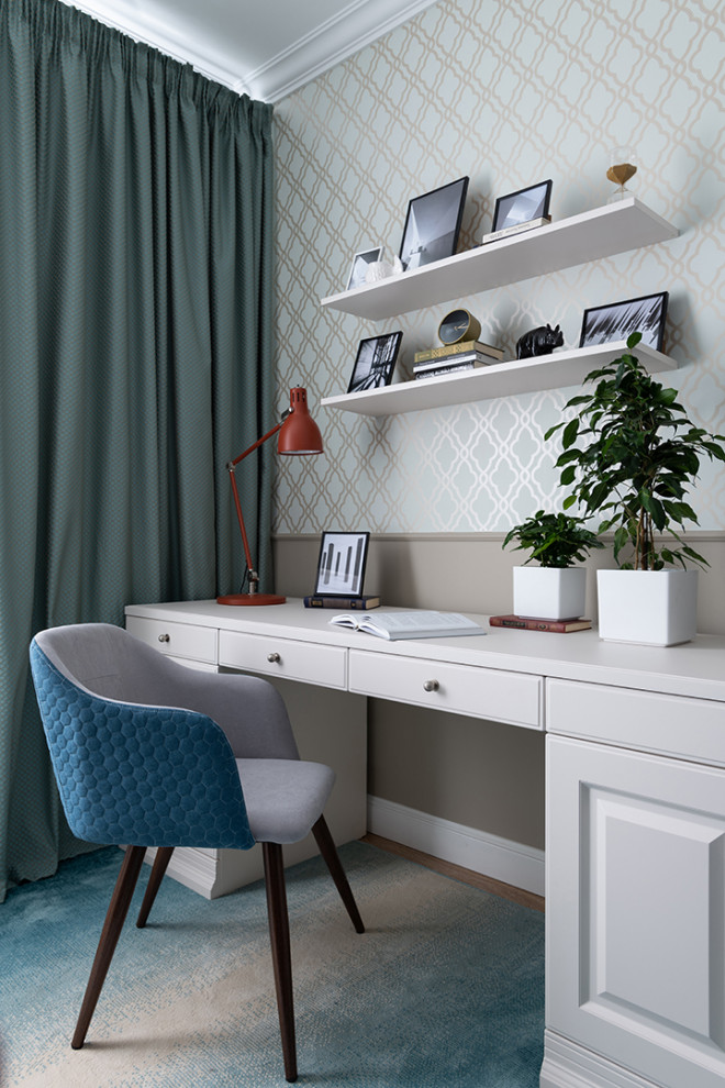 Mittelgroßes Klassisches Arbeitszimmer mit Arbeitsplatz, grüner Wandfarbe, Laminat, Einbau-Schreibtisch und beigem Boden in Jekaterinburg