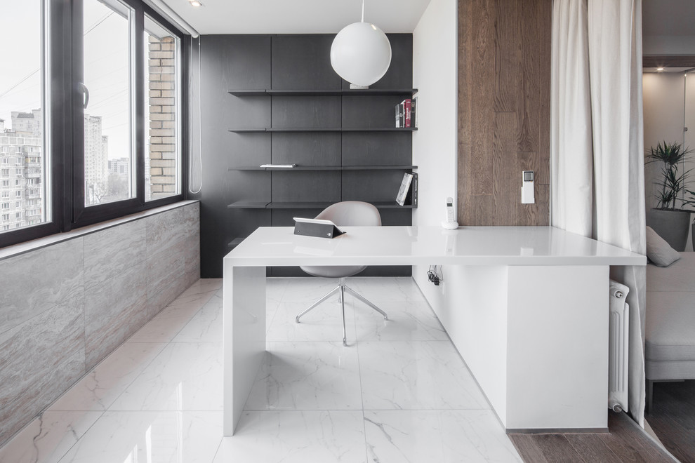 Réalisation d'un bureau design avec un mur blanc, un bureau intégré et un sol blanc.