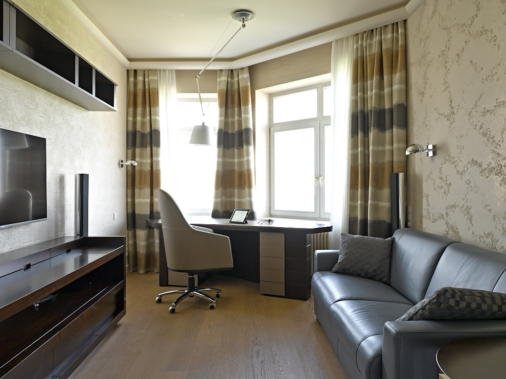 Imagen de despacho actual con suelo de madera en tonos medios