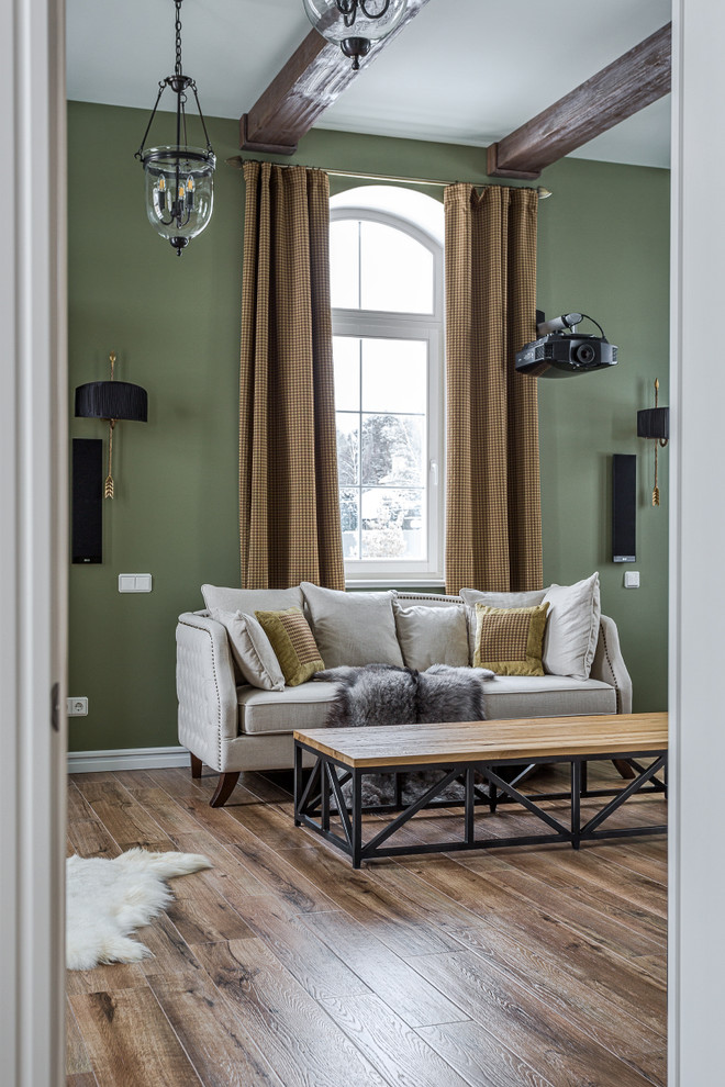 Стильный дизайн: кабинет среднего размера в классическом стиле с зелеными стенами, полом из керамогранита и коричневым полом - последний тренд