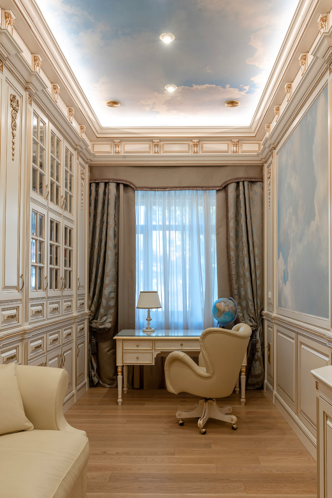 Ejemplo de despacho clásico con paredes blancas, suelo de madera en tonos medios, escritorio independiente y suelo marrón