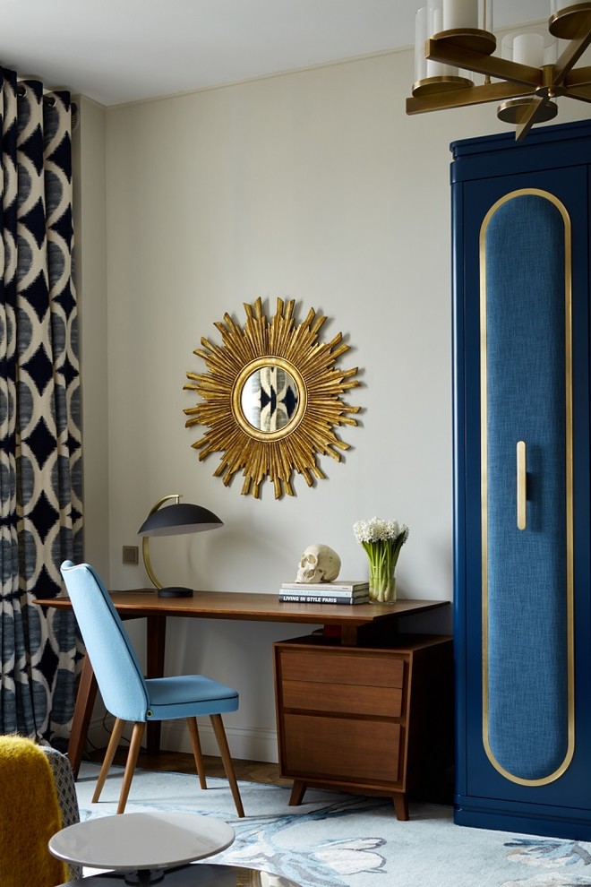 Foto de despacho minimalista con paredes beige y escritorio independiente