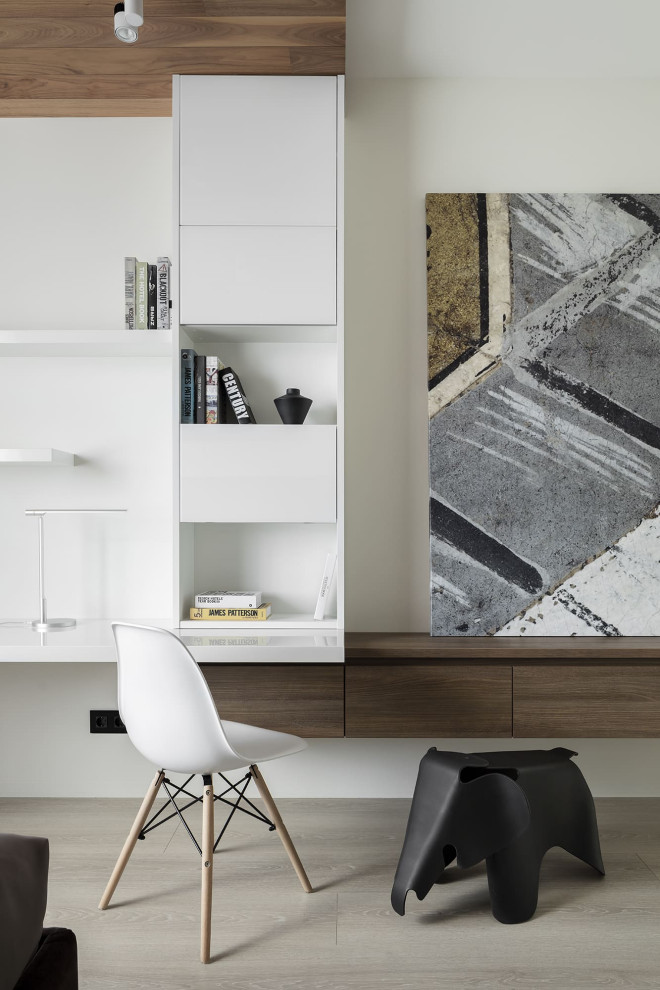 Cette photo montre un grand bureau tendance avec un mur marron, parquet clair, un bureau indépendant et un sol beige.