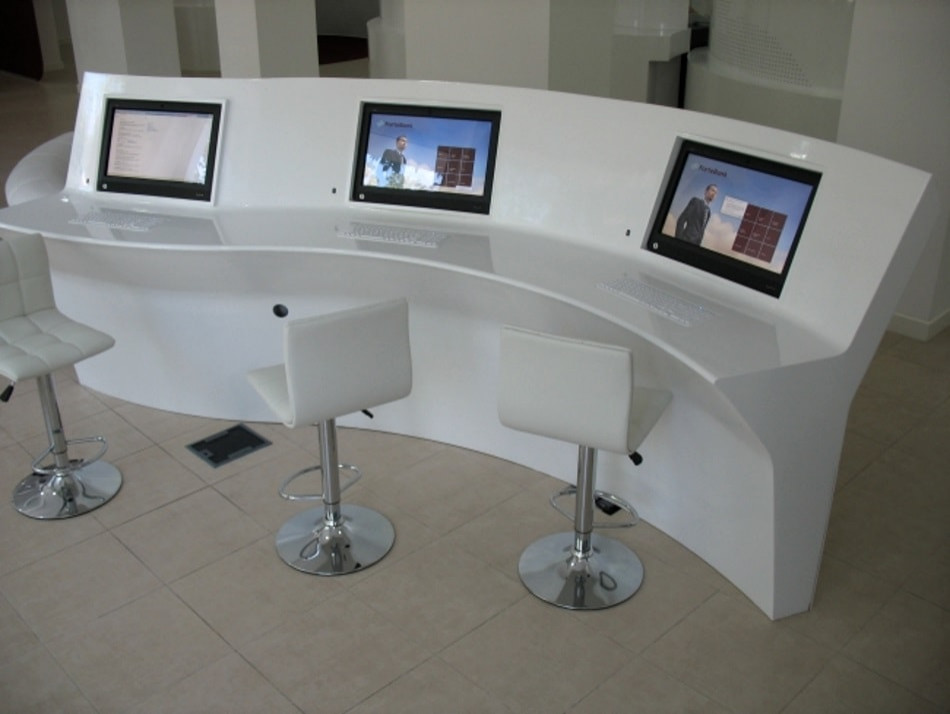 Diseño de despacho actual grande con paredes blancas, suelo de baldosas de cerámica, escritorio empotrado y suelo beige