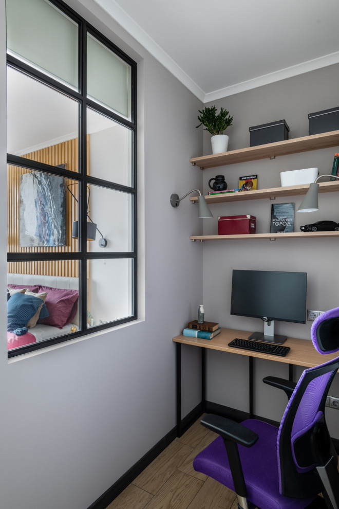 Foto de despacho nórdico pequeño con paredes grises, escritorio independiente y suelo beige