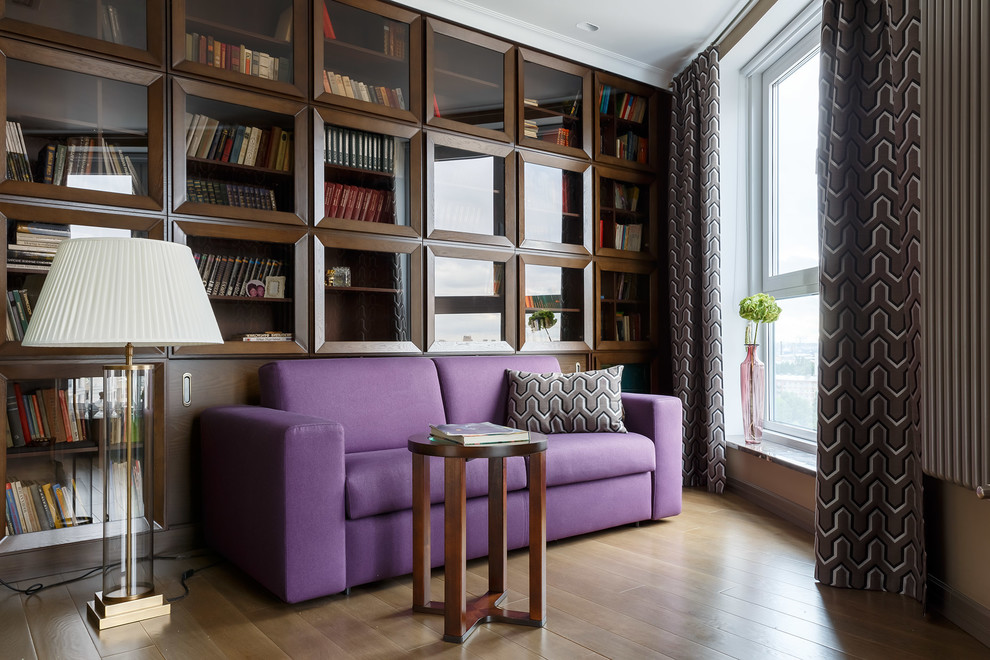 Imagen de despacho clásico renovado con biblioteca, suelo de madera en tonos medios, suelo marrón y paredes marrones