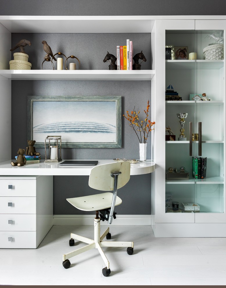 Источник вдохновения для домашнего уюта: рабочее место в современном стиле с серыми стенами, белым полом, деревянным полом и встроенным рабочим столом