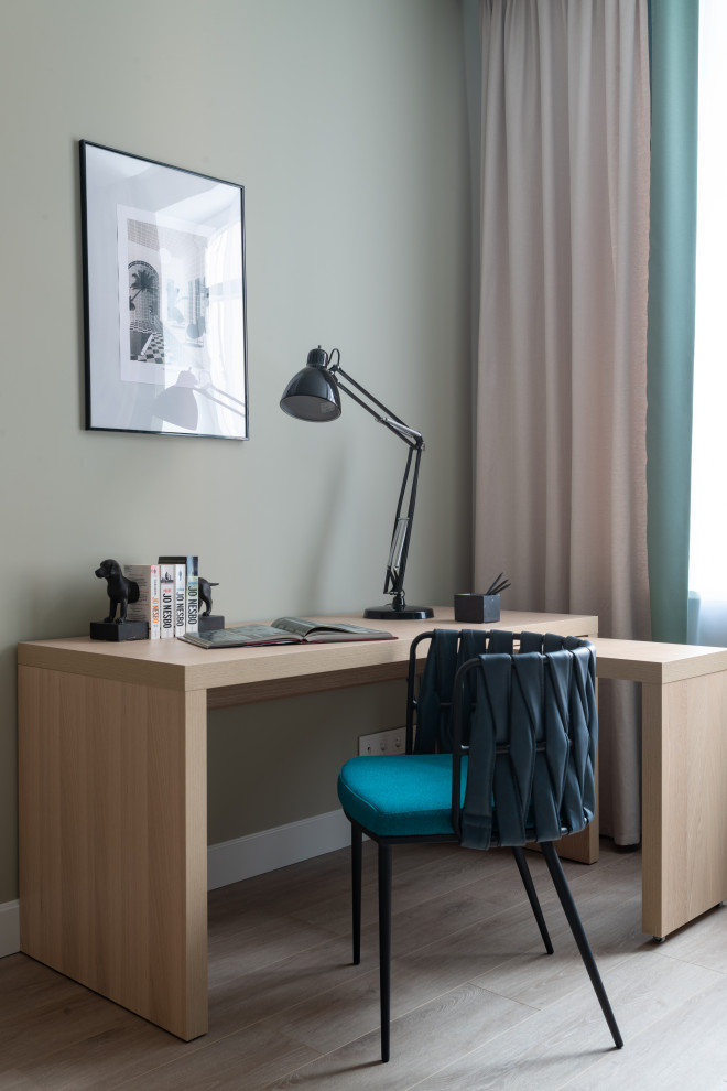 Свежая идея для дизайна: рабочее место в современном стиле с полом из ламината, отдельно стоящим рабочим столом, серыми стенами и бежевым полом - отличное фото интерьера