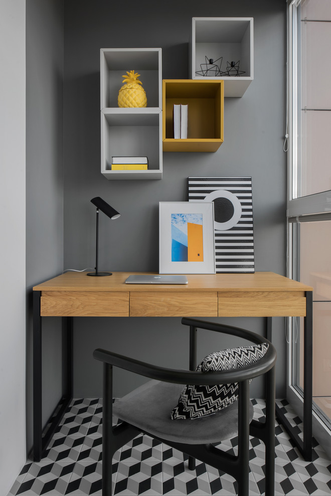 На фото: маленький кабинет в современном стиле с серыми стенами, отдельно стоящим рабочим столом и разноцветным полом для на участке и в саду с