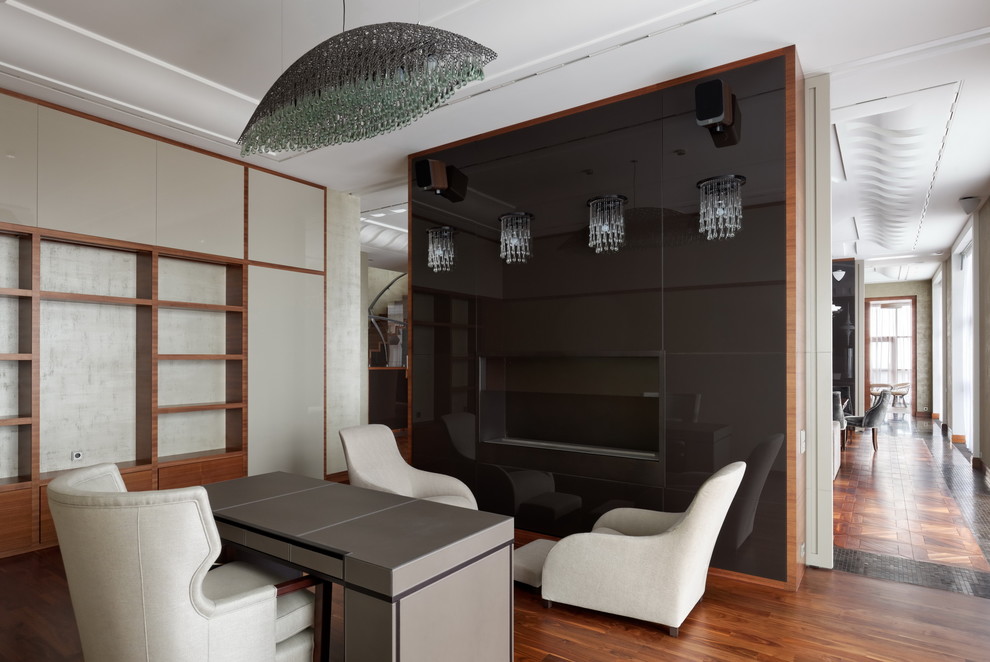 Idée de décoration pour un bureau design avec un sol en bois brun, une cheminée ribbon et un bureau indépendant.