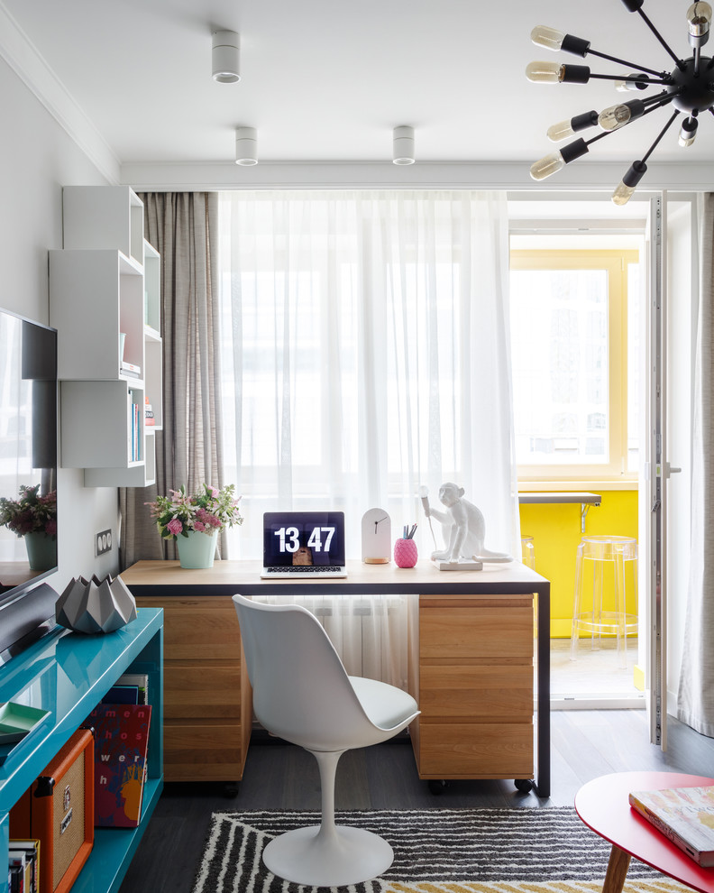 Inspiration pour un petit bureau design avec un mur gris, parquet foncé, un sol gris et un bureau indépendant.