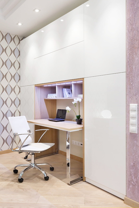 Exemple d'un petit bureau éclectique avec un mur multicolore, parquet clair, un bureau indépendant et un sol beige.