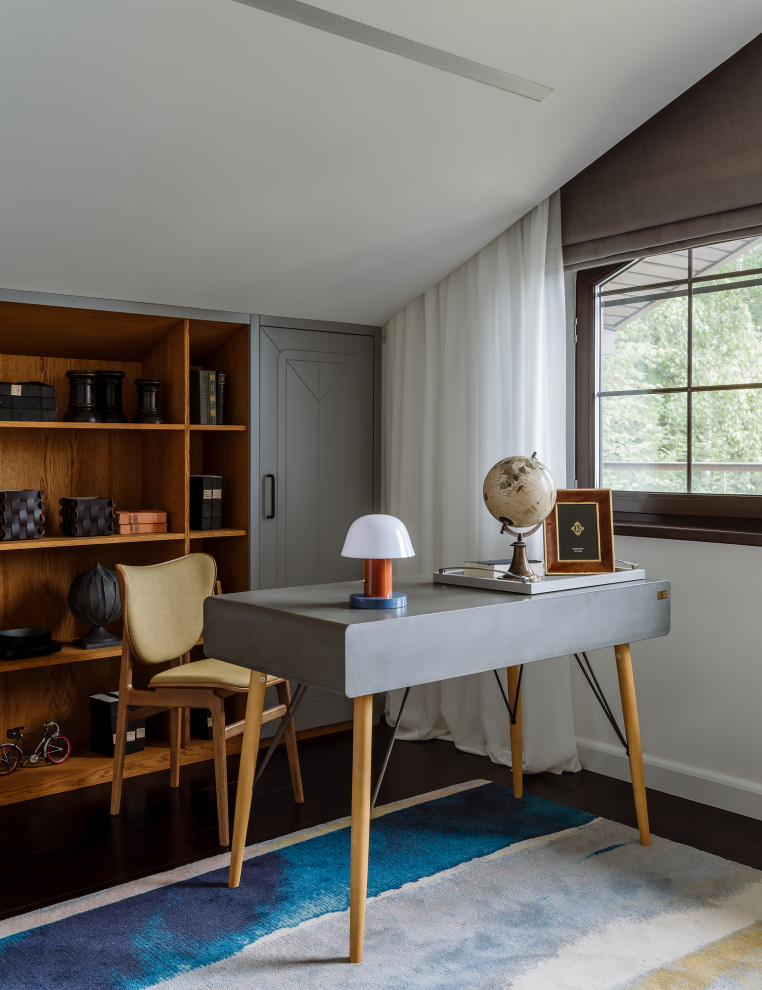 Идея дизайна: кабинет в современном стиле с белыми стенами, темным паркетным полом, отдельно стоящим рабочим столом, коричневым полом и сводчатым потолком