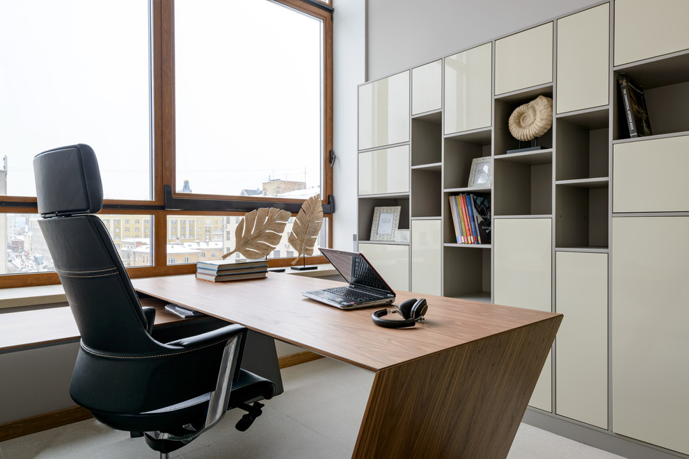 Idee per un ufficio design con pareti grigie, nessun camino, scrivania autoportante e pavimento bianco