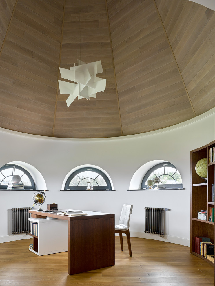 Aménagement d'un grand bureau contemporain avec un mur blanc, un sol en bois brun, un bureau indépendant et un sol beige.
