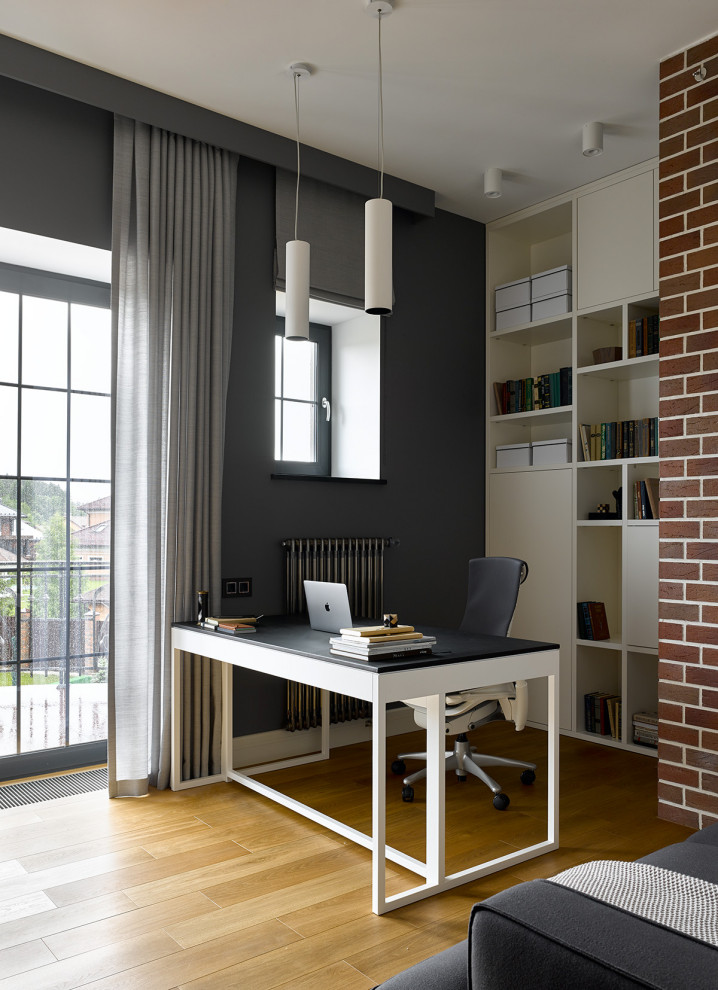 Inspiration pour un bureau design de taille moyenne avec un mur gris, un sol en bois brun, un bureau indépendant et un sol marron.