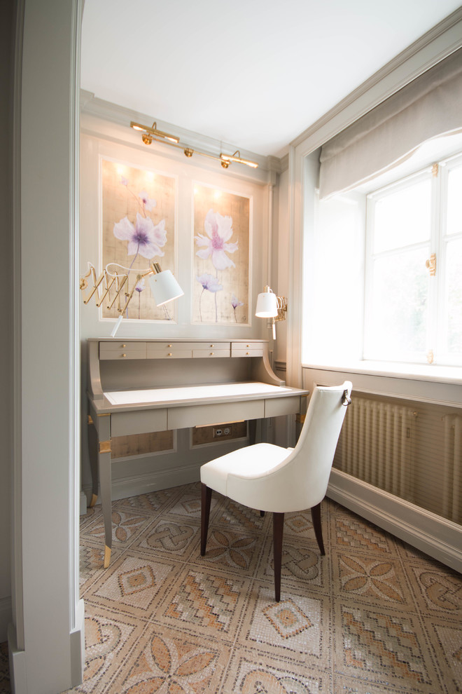 Modelo de despacho clásico pequeño con paredes grises, suelo de baldosas de cerámica y escritorio independiente