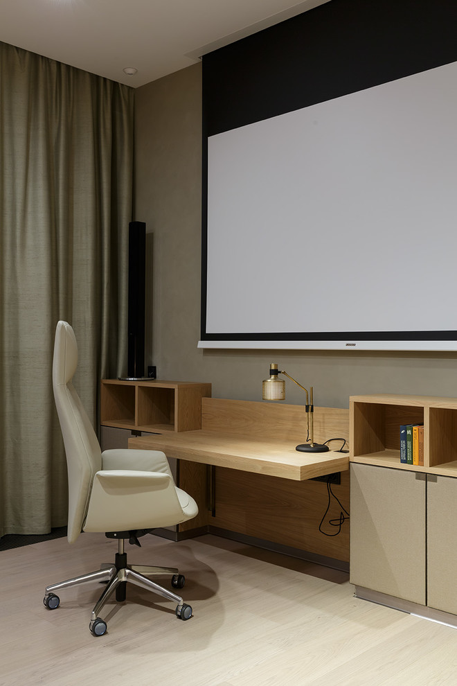 Esempio di un ufficio contemporaneo con pareti grigie, parquet chiaro, scrivania incassata e pavimento beige