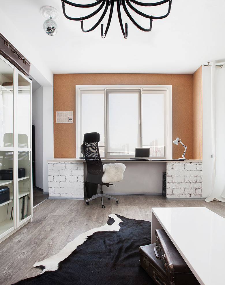 Esempio di un ufficio contemporaneo con pareti marroni, parquet chiaro, scrivania incassata e pavimento marrone