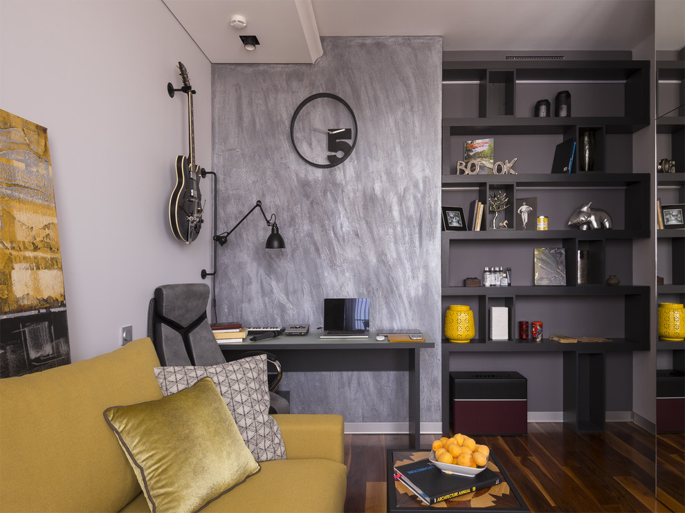 Стильный дизайн: маленькая домашняя мастерская в современном стиле с серыми стенами, темным паркетным полом, отдельно стоящим рабочим столом и коричневым полом для на участке и в саду - последний тренд