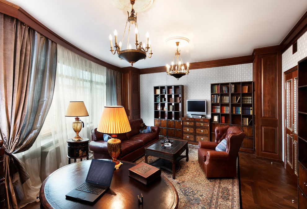 エカテリンブルクにある高級な広いヴィクトリアン調のおしゃれなホームオフィス・書斎 (グレーの壁、濃色無垢フローリング、自立型机) の写真