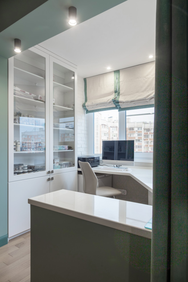 Esempio di un ufficio contemporaneo di medie dimensioni con pareti bianche, parquet chiaro, nessun camino, scrivania incassata, pavimento beige e soffitto ribassato