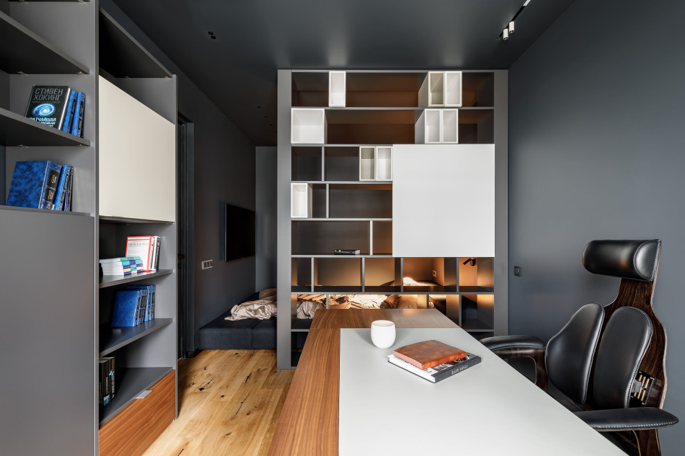 Источник вдохновения для домашнего уюта: рабочее место среднего размера в современном стиле с серыми стенами, паркетным полом среднего тона, отдельно стоящим рабочим столом и бежевым полом