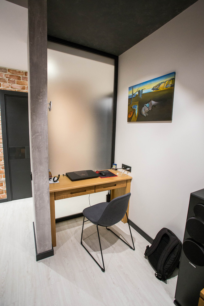 Immagine di un piccolo ufficio industriale con pareti grigie, pavimento in vinile, nessun camino, scrivania incassata e pavimento grigio
