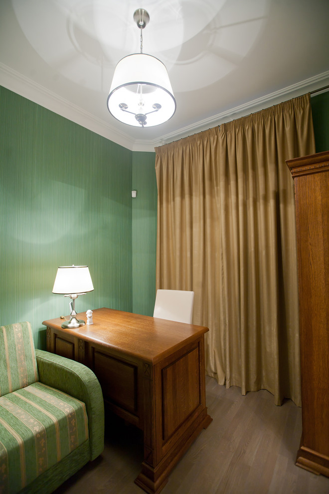 Esempio di un piccolo ufficio tradizionale con pareti verdi, parquet scuro, nessun camino, scrivania autoportante e pavimento marrone