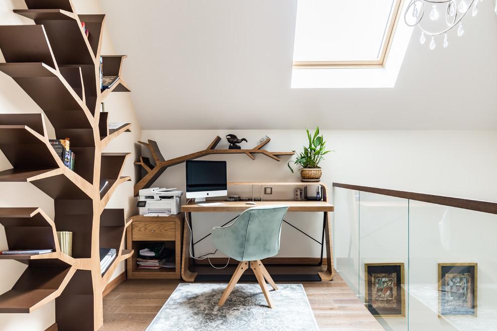 Idée de décoration pour un bureau design de taille moyenne avec un mur blanc, un sol en bois brun, aucune cheminée, un bureau indépendant et un sol marron.