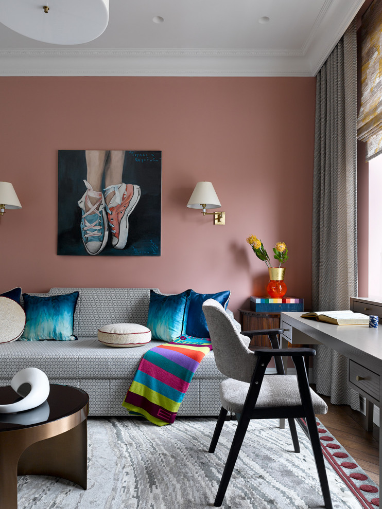 Источник вдохновения для домашнего уюта: рабочее место в стиле неоклассика (современная классика) с розовыми стенами и коричневым полом