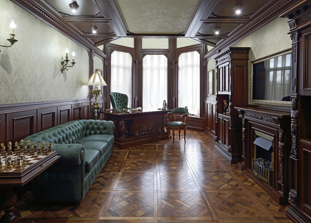 Aménagement d'un bureau classique de taille moyenne avec un mur vert, parquet foncé, une cheminée standard, un manteau de cheminée en bois et un bureau indépendant.