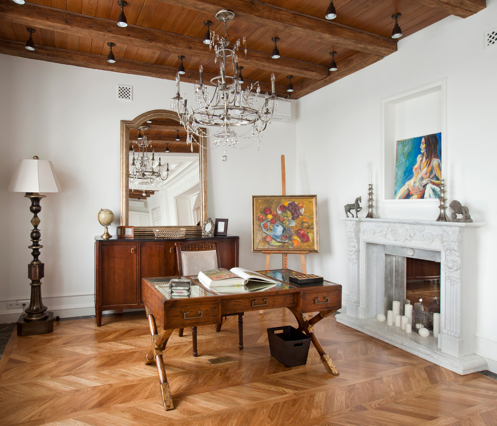 Foto de despacho clásico con paredes blancas, suelo de madera en tonos medios y escritorio independiente