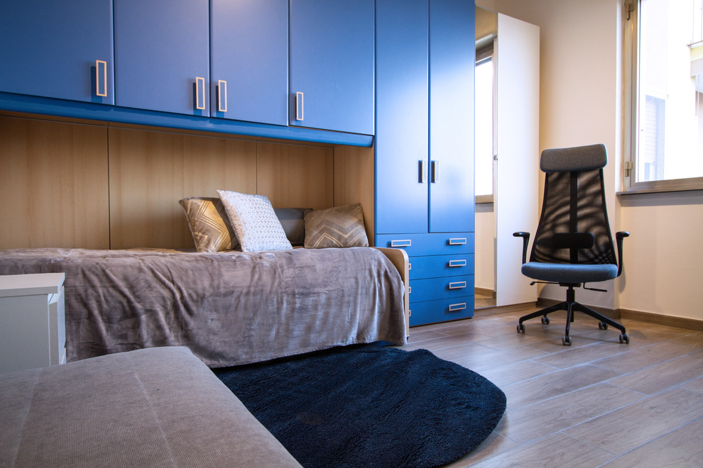 Foto di una stanza da lavoro minimalista di medie dimensioni con pareti blu, pavimento con piastrelle in ceramica, scrivania autoportante e pavimento marrone