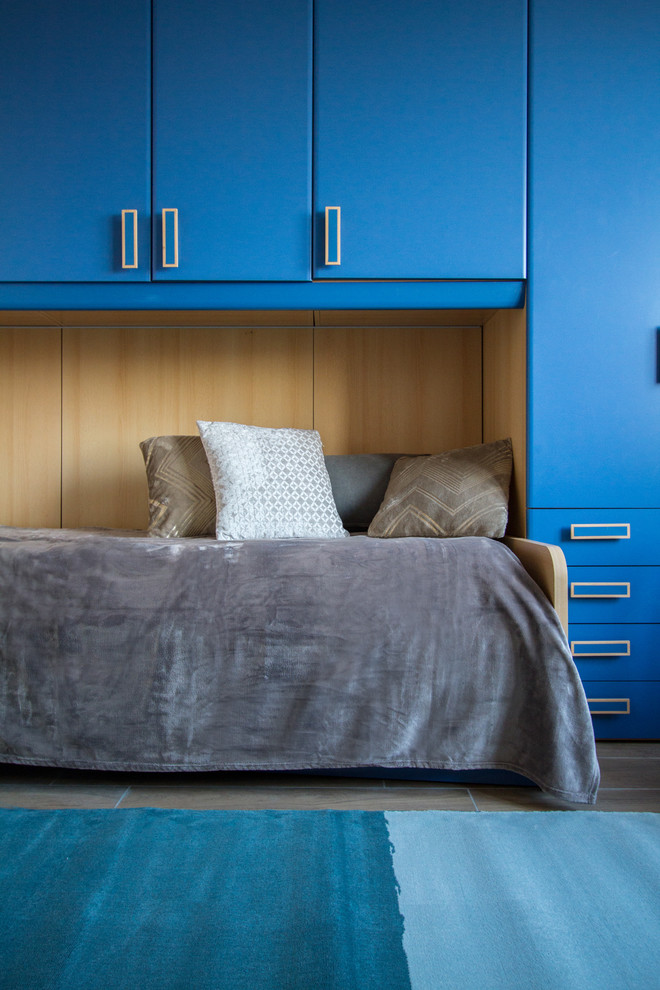 Esempio di una stanza da lavoro moderna di medie dimensioni con pareti blu, pavimento con piastrelle in ceramica, scrivania autoportante e pavimento marrone