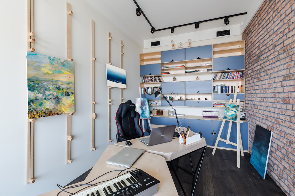 Ejemplo de estudio contemporáneo pequeño con paredes beige, suelo de madera oscura y escritorio independiente