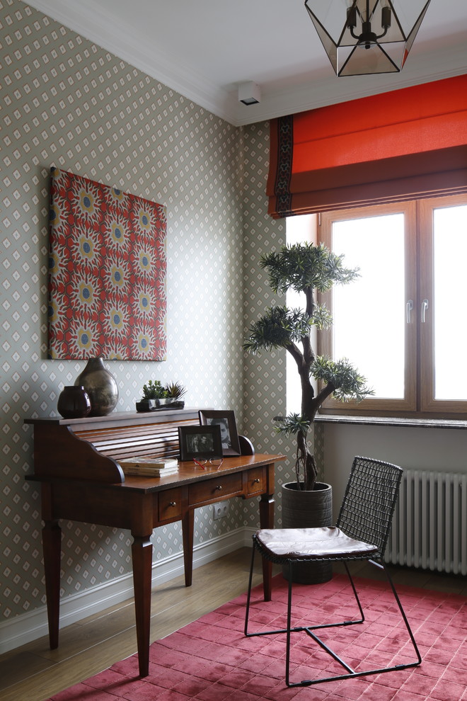 Inspiration för ett mellanstort funkis hemmabibliotek, med grå väggar, mellanmörkt trägolv, ett fristående skrivbord och beiget golv