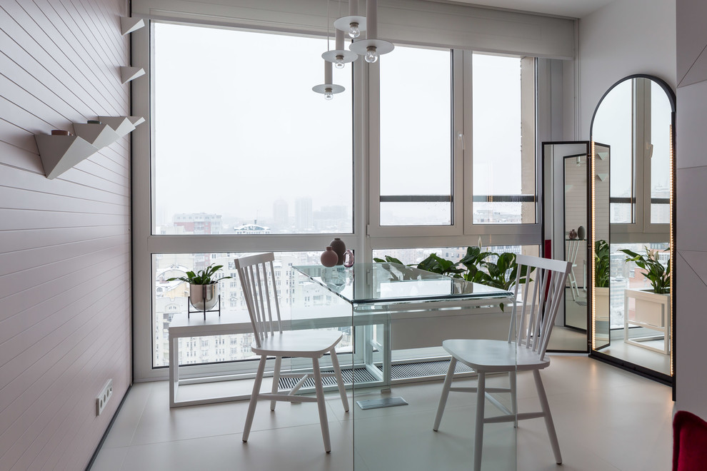 Imagen de despacho contemporáneo de tamaño medio sin chimenea con paredes multicolor, escritorio independiente y suelo blanco
